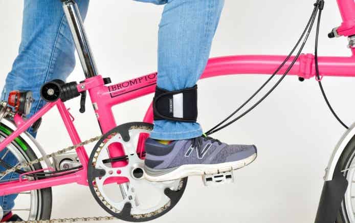 裾バンドをつけてブロンプトンに乗る男性