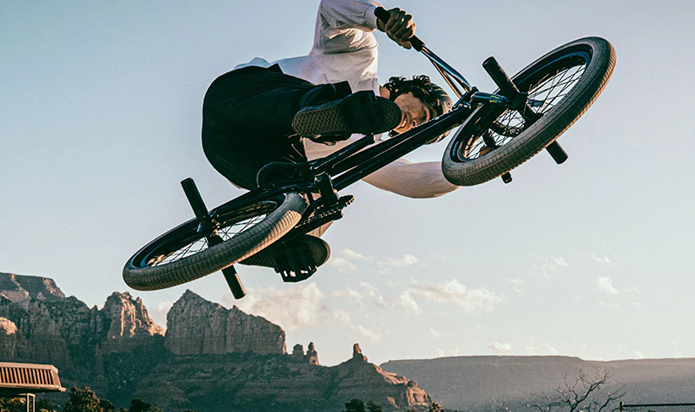 ペグが4本のBMXでトリックする男性
