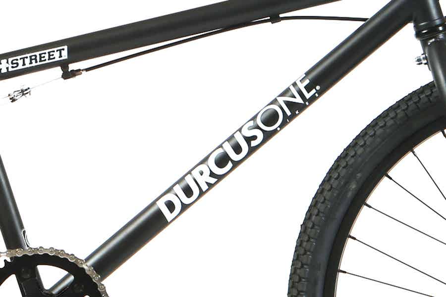 DURCUS ONEのロゴが入ったBMX