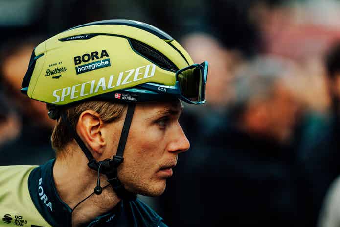 SPECIALIZEDのヘルメットをかぶる選手