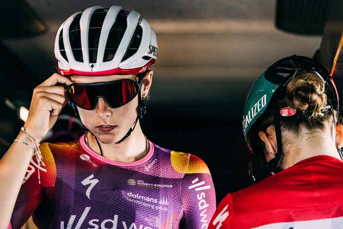 SPECIALIZEDのヘルメットをかぶる選手