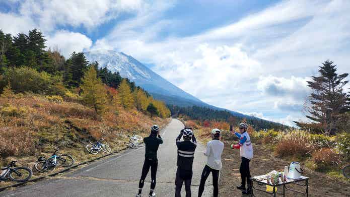 富士山とサイクリングロード