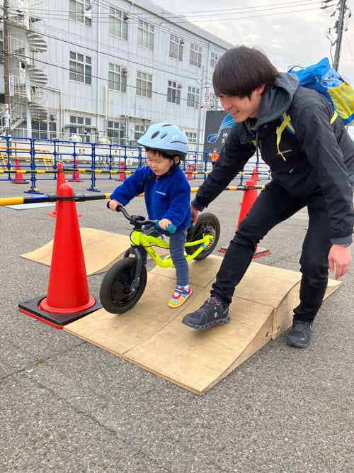 キックバイクで走る子ども