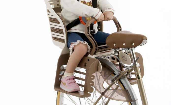 自転車の後ろに乗った子ども
