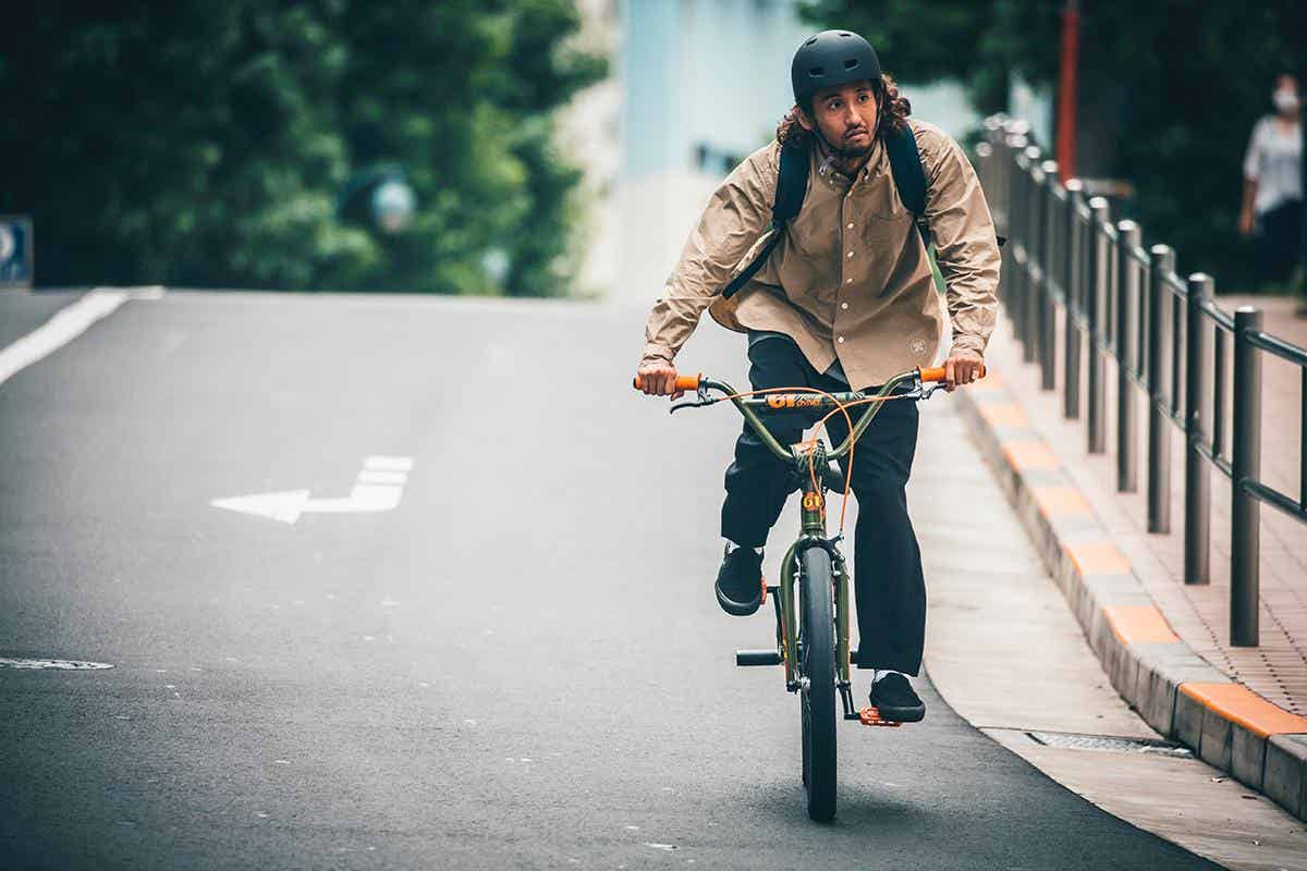 24インチBMXで街乗りする男性