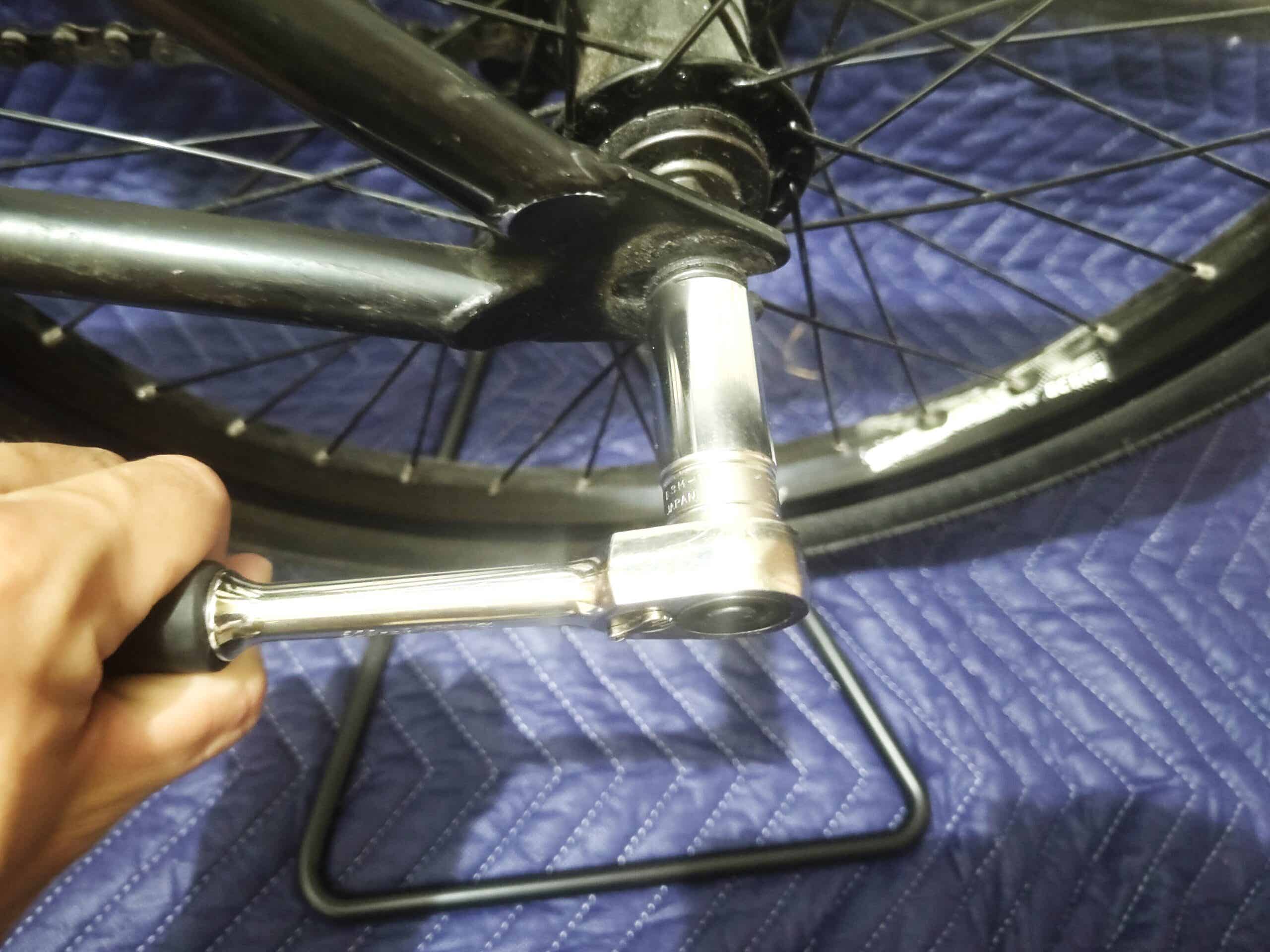 BMXのホイールナットを外す作業