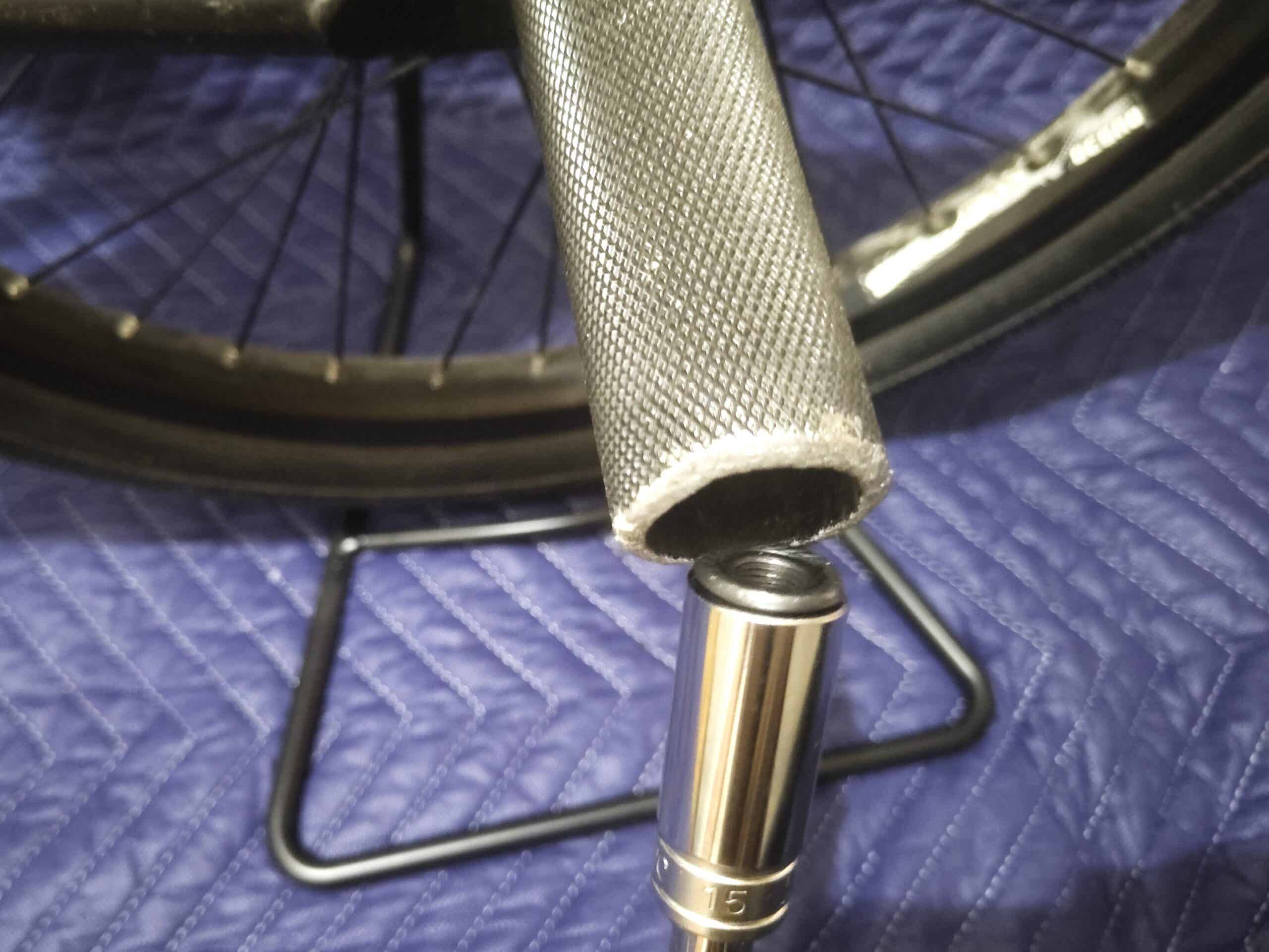 BMXのホイールナットを締める作業