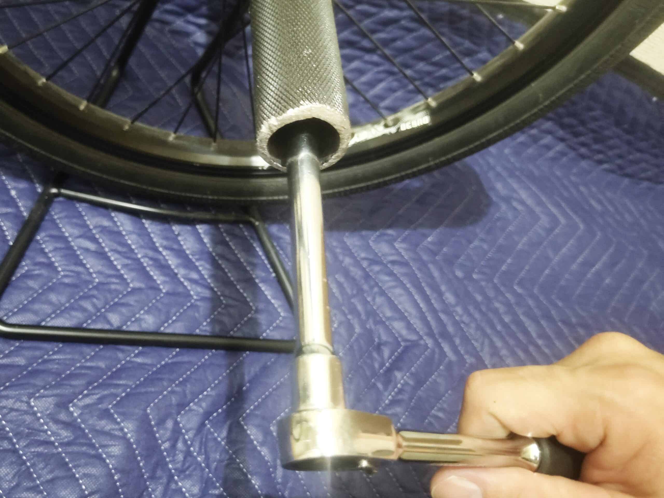 BMXのペグをナットで締める作業