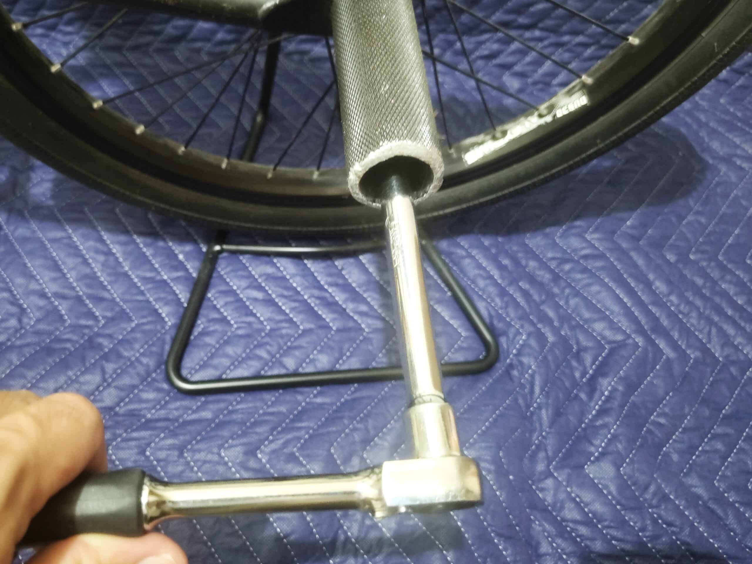 BMXのペグを外す作業