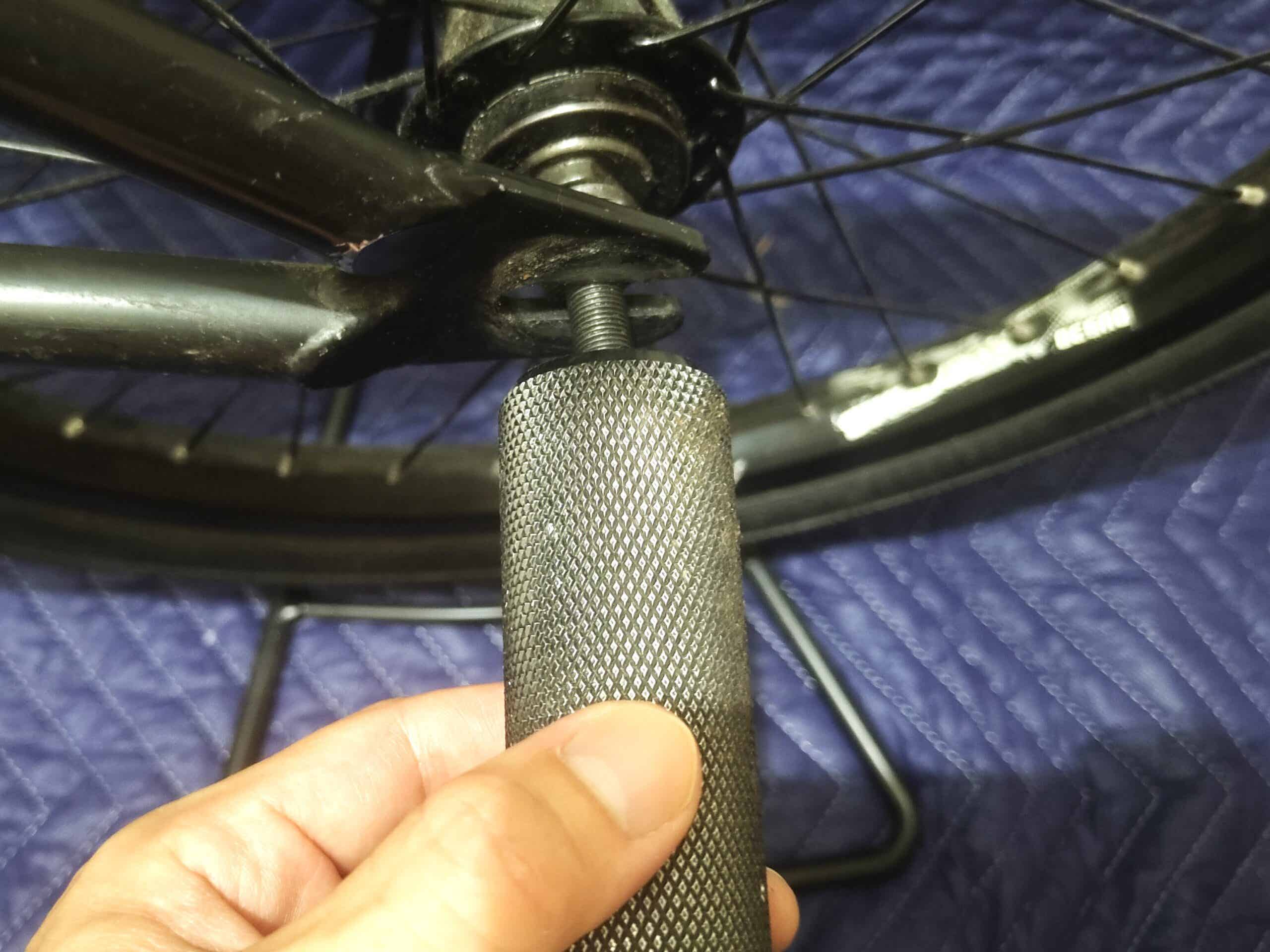 BMXのハブをシャフトに差し込む作業