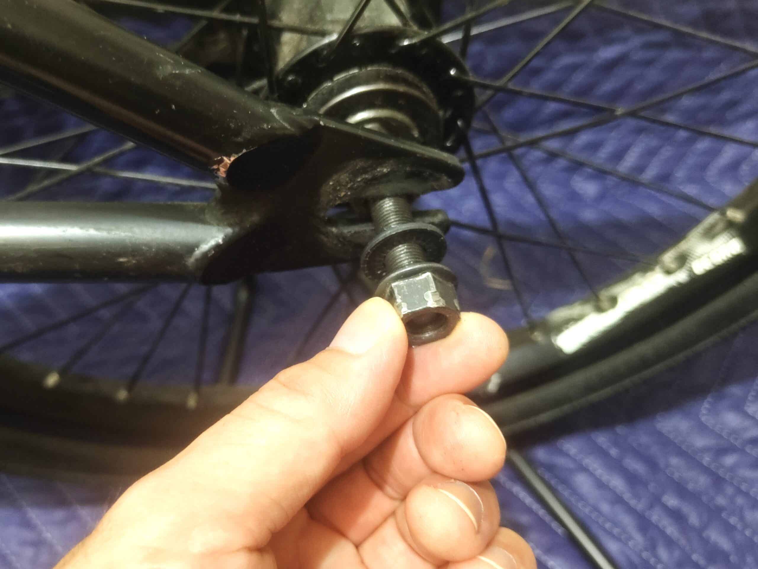 BMXのハブナットを締める