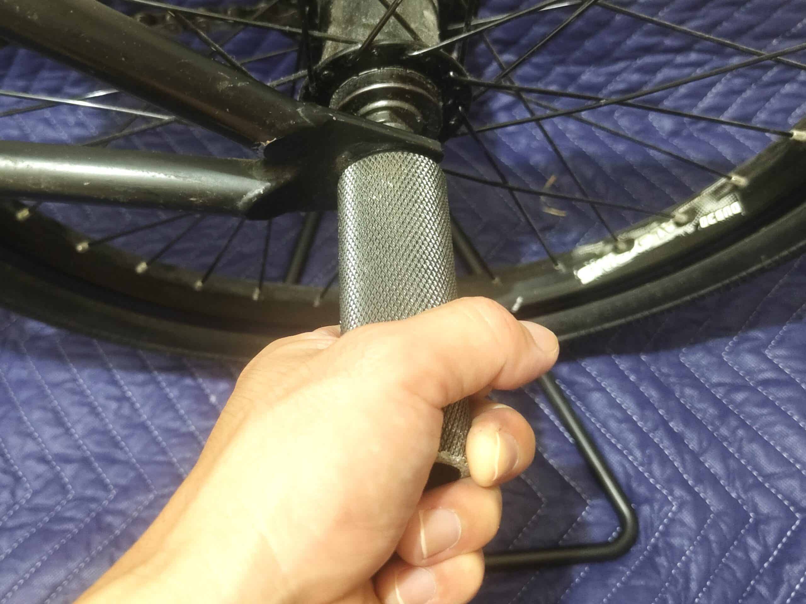 BMXのペグが緩んでいないか手でチェック