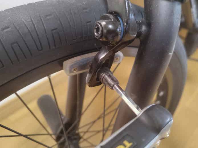 BMXのブレーキ調整作業