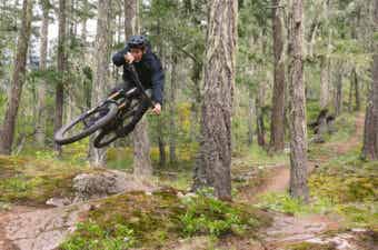 すべてのトレイル征す一台、Stumpjumper 15 のアルミ合金モデルが登場