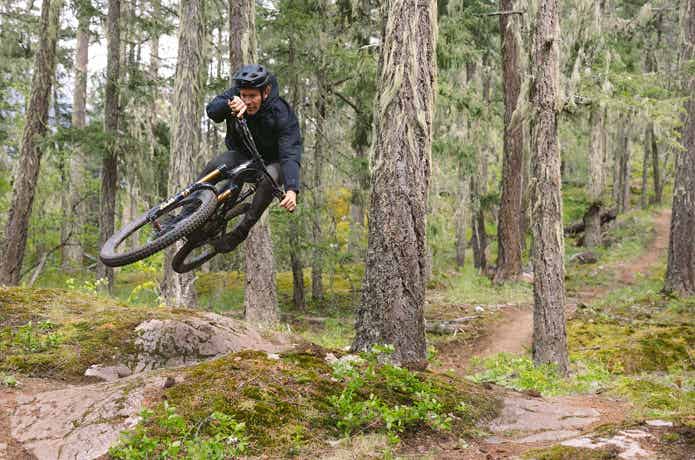 Stumpjumper 15 Alloyに乗る、MTBライダー