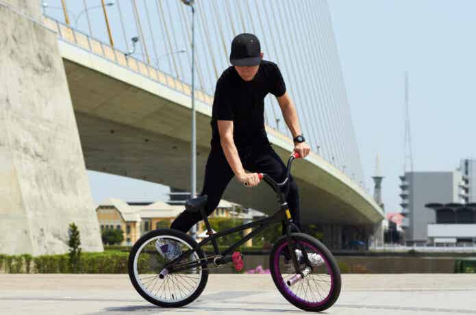 4本のペグを付けたBMXに乗る男性