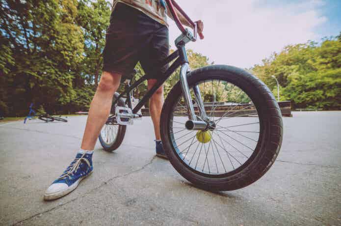 ペグ付きのBMXに乗る男性