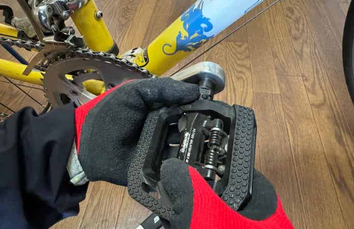 ロードバイクにペダルを取り付ける