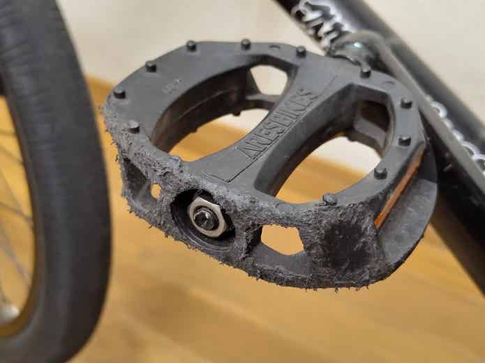 すり減った交換時期のBMXペダル