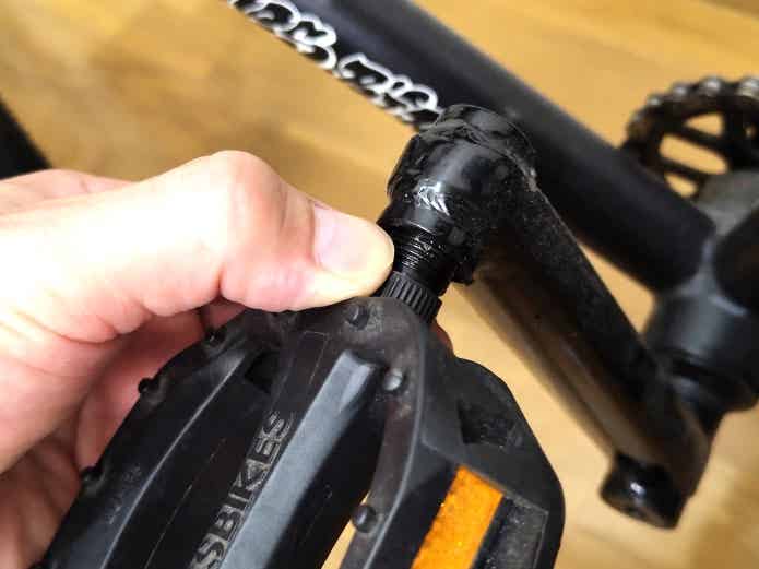 BMXのペダルを手で取り付け