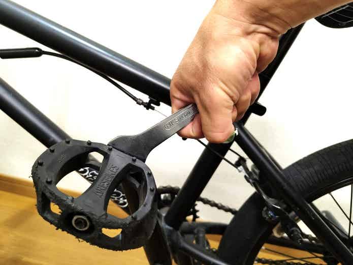 BMXのペダルの取り付け
