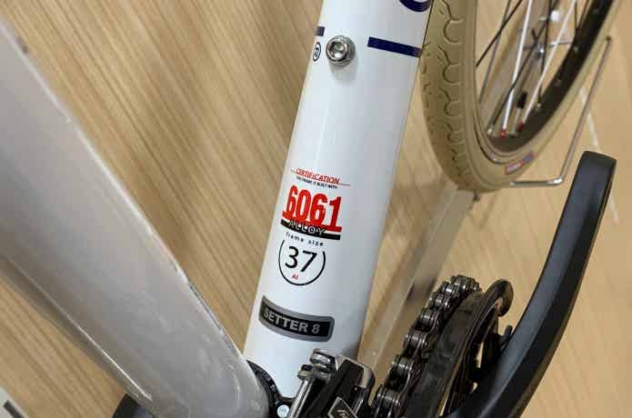 自転車のフレームに貼ってあるフレームサイズのステッカー
