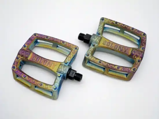 金属製のBMXペダル