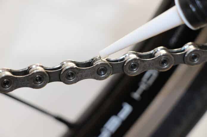 自転車のチェーンにオイルをさす