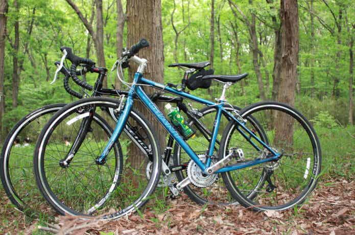 山道で駐輪しているロードバイクとクロスバイク
