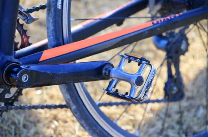 自転車に付けられたフラットペダル