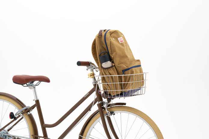 バッグが入った、自転車のバスケット