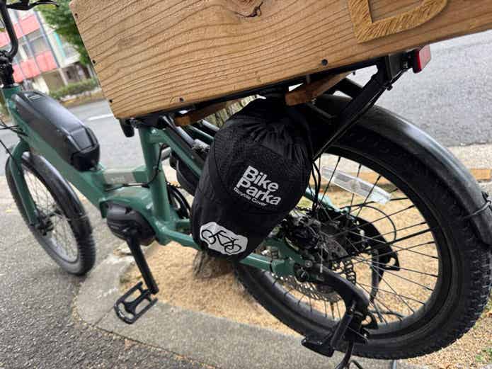 自転車カバーを自転車のキャリアに取り付ける