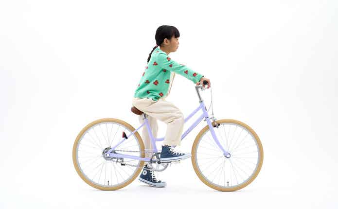 自転車に乗る小学生