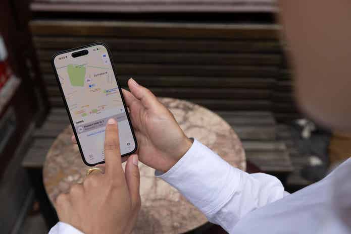 スマートフォンでアプリを操作する男性