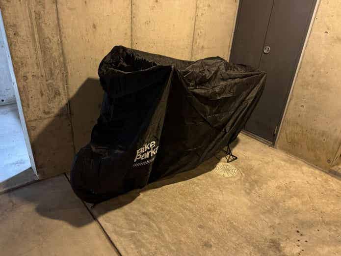 自転車カバーをかけた、駐輪場の自転車