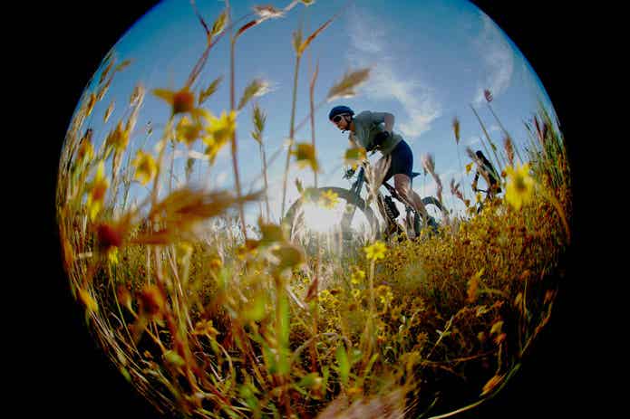 草原を走るMTBライダー