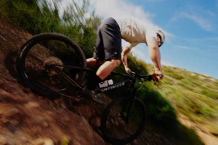 岩場を走るMTBライダー