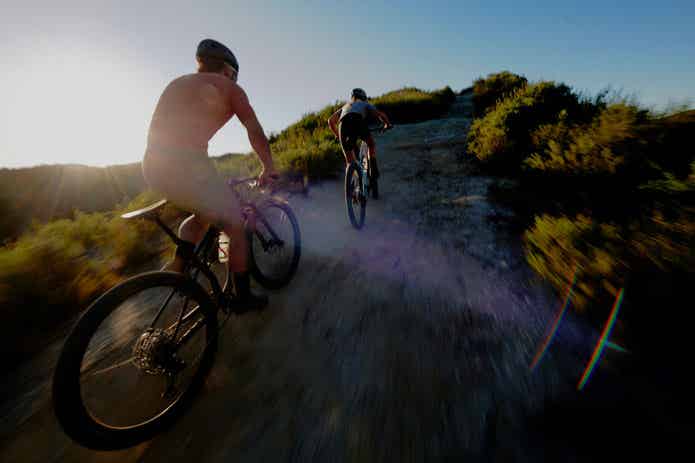 山を走るMTBライダー
