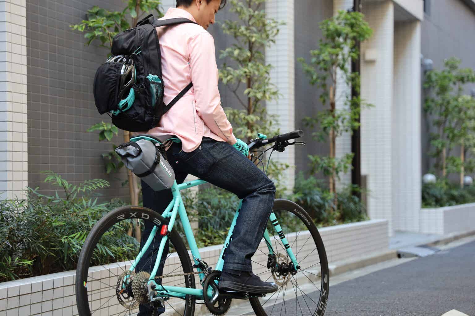 身長に合わせてBianchのクロスバイクを選ぶ男性