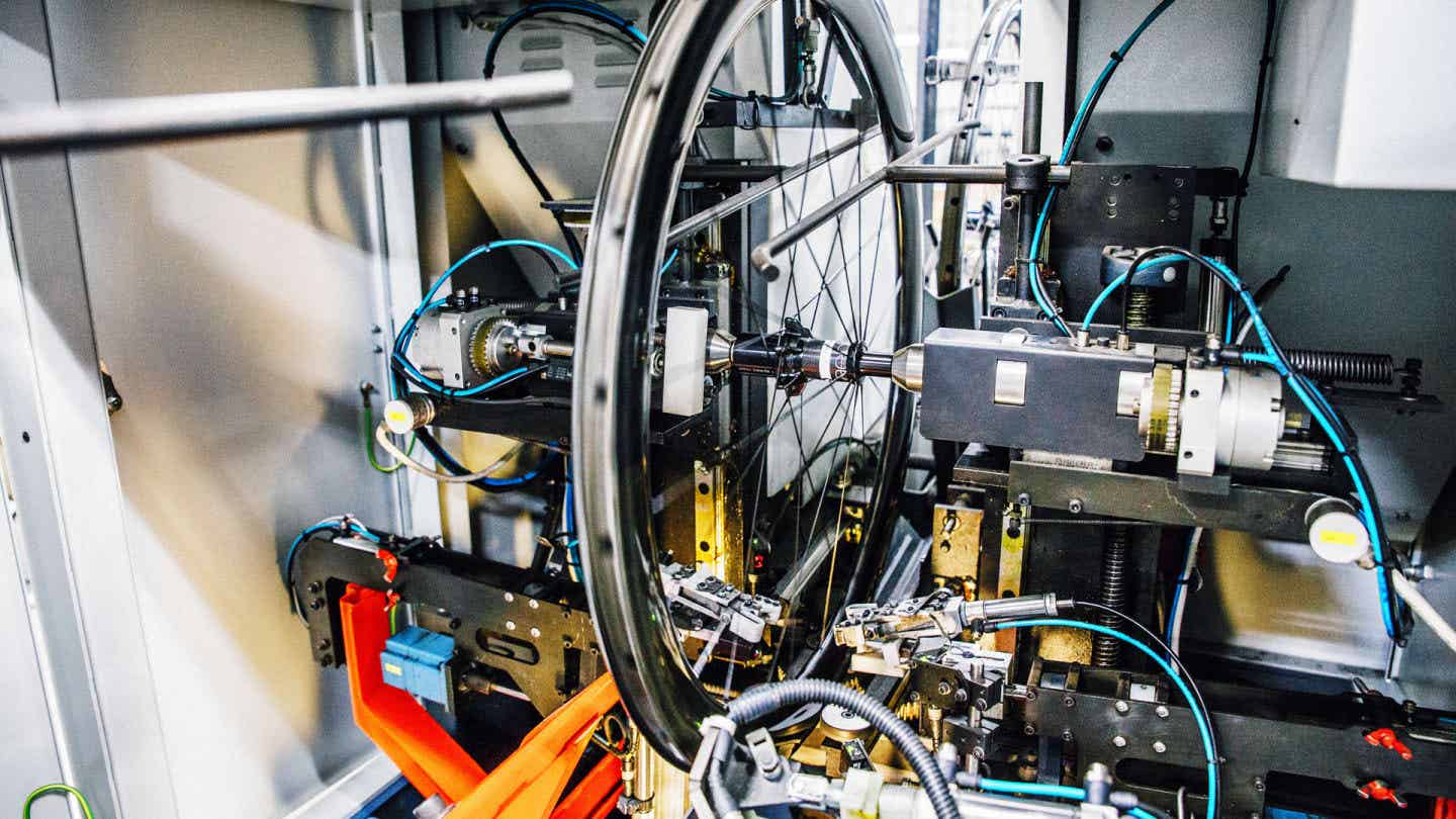 TREKのクロスバイクの開発風景
