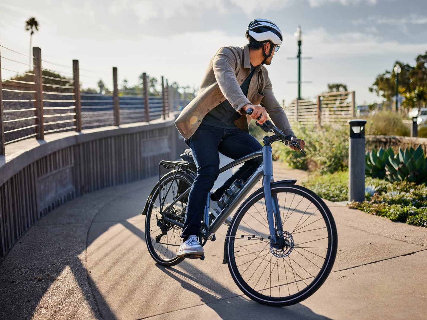 TREKのクロスバイクに乗る男性