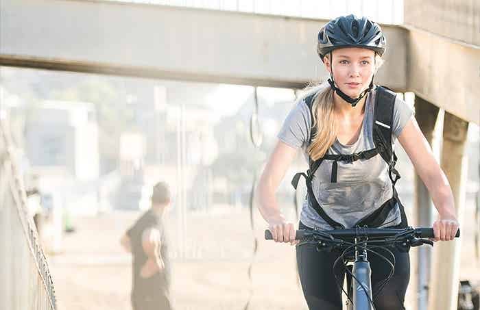 メリダのクロスバイクに乗る女性