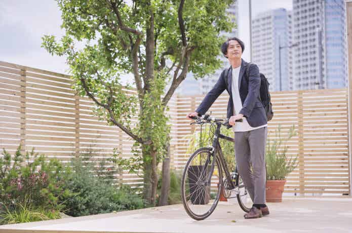 サイクルベースあさひのクロスバイクで通勤する男性
