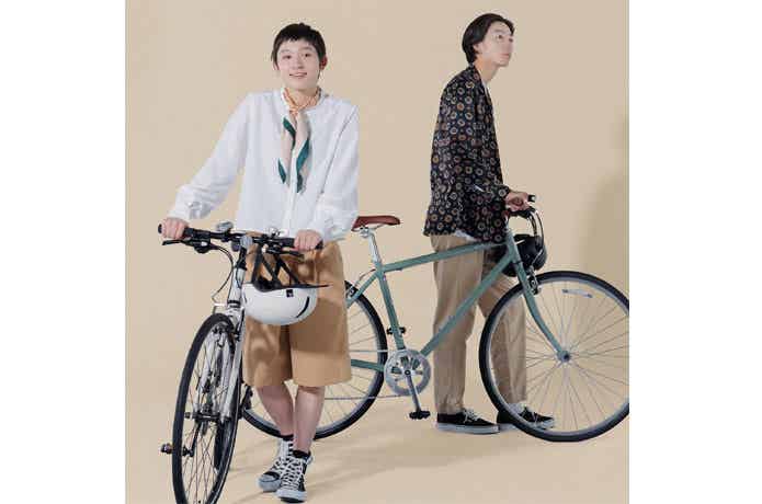 自転車を支える2名の男女