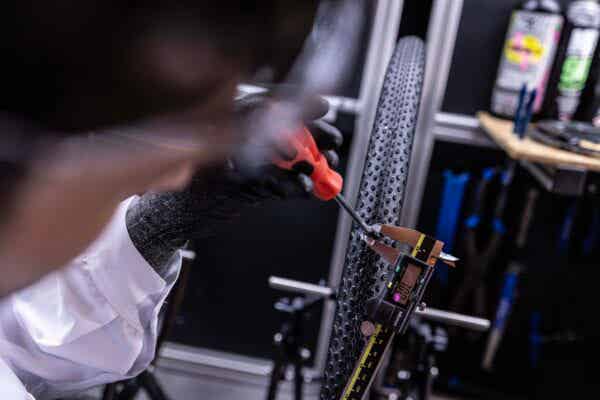 ロードバイクのタイヤの穴をチェックする男性