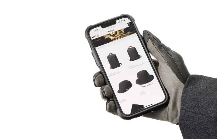 スマホを握る手