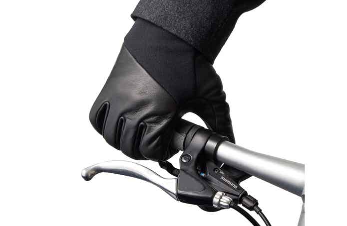 自転車のハンドルを握る手