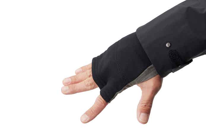 VERSATILE CUFF GAITERを着けた手