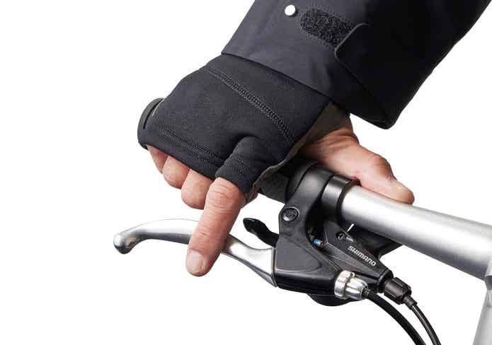 自転車のハンドルを握る手