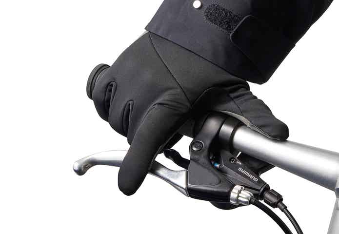 自転車のハンドルを握る手